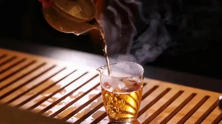 医生发现：大量喝茶的肾病患者，用不了多久，身体或有4个变化——是养生还是伤肾？真