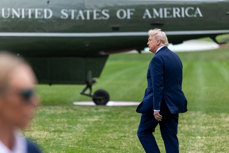 #特朗普双标邮寄选票#【被问为什么邮寄选票，特朗普：因为我是总统】美国总统特朗普