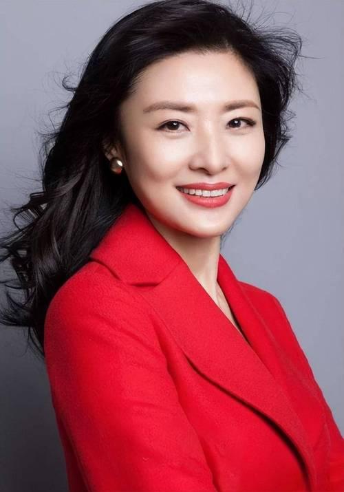 央视这四位主持人的气质都很好。
董卿知性优雅，特别是穿上旗袍的她，真的是将东方韵