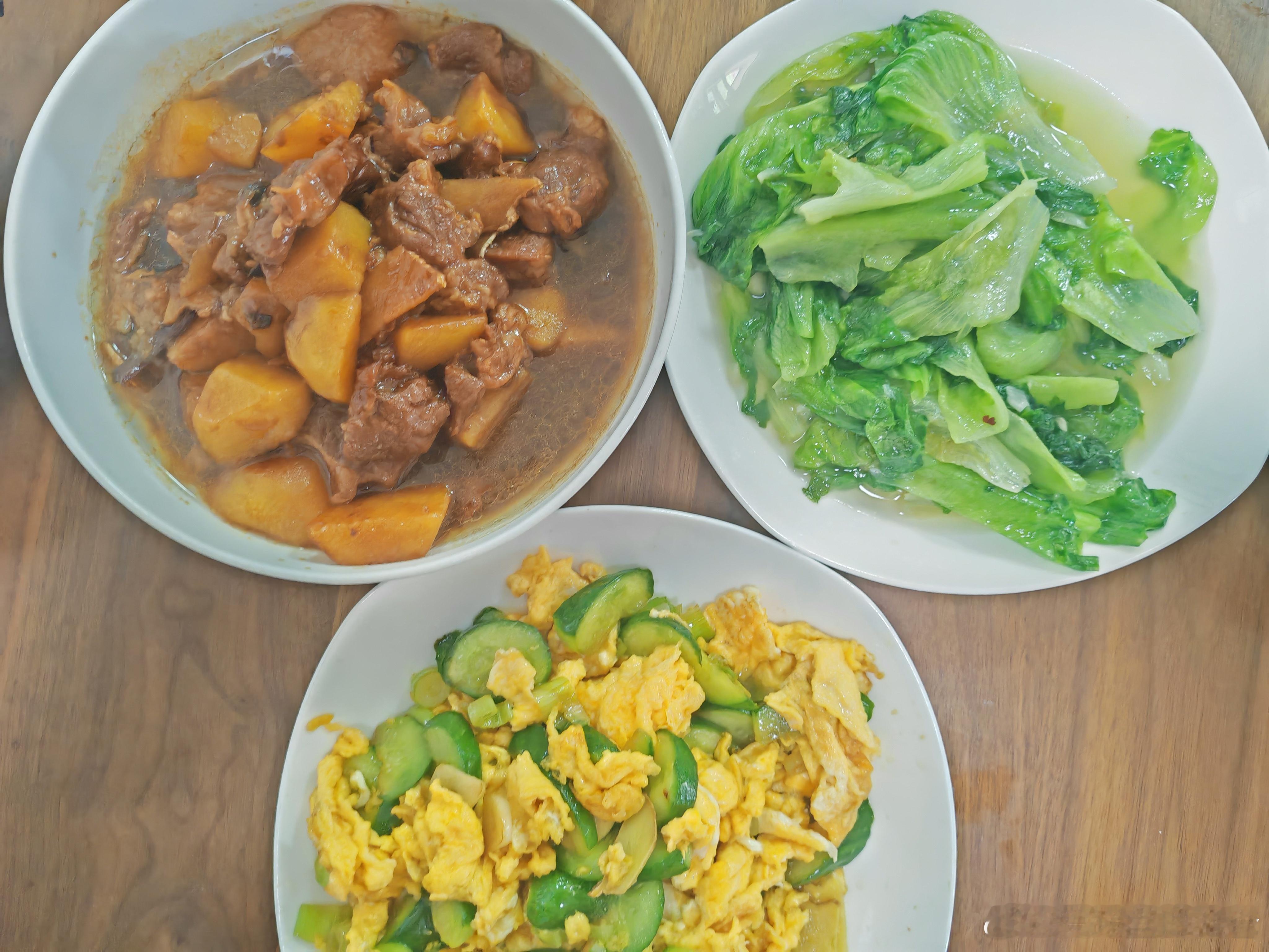 开饭啦，简简单单三个菜。 