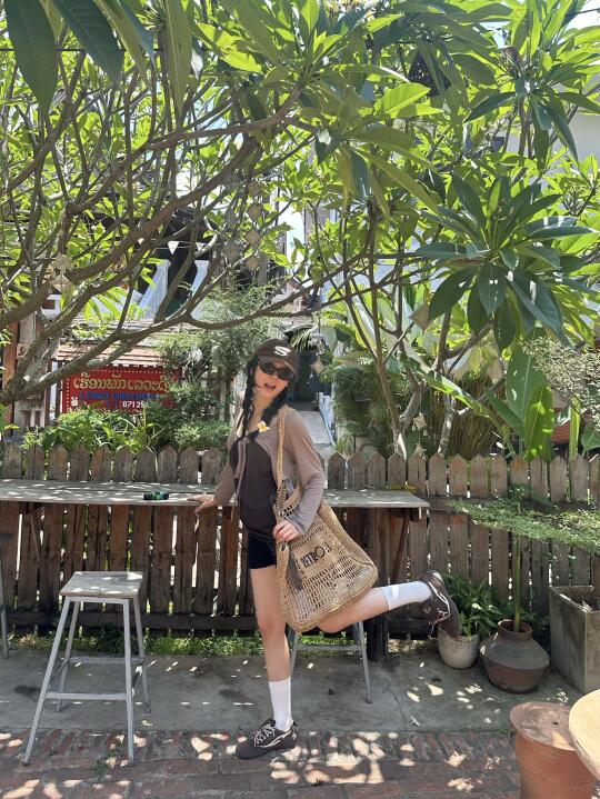 ♪( ´θ｀)  hangout in Laos
