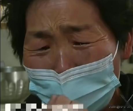 近日，河南郑州一2岁男孩在奶奶打扫卫生时，看到一瓶子里有白色液体，以为是酸奶，结