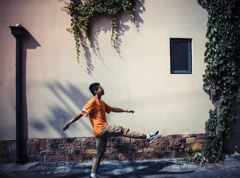 为啥坚持真理的正直人总吃亏？我身边就有例子。老王在厂里干了七年，每天早来晚走抢着