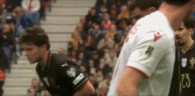 21岁的若昂-内维斯，这脚任意球相当可以。去年夏天大巴黎6590万欧元从本菲卡买