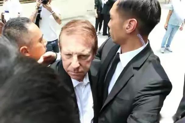 李玟老公布鲁斯尴尬了！李玟老公出现在火葬场，场面非常混乱。

有一位来自西安的女