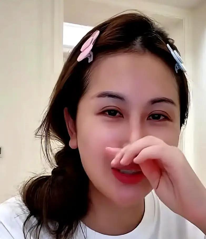 她回娘家时，连个能歇脚的地方都没有。

她叫林雅，小时候家里窘迫，一张凉席一年到