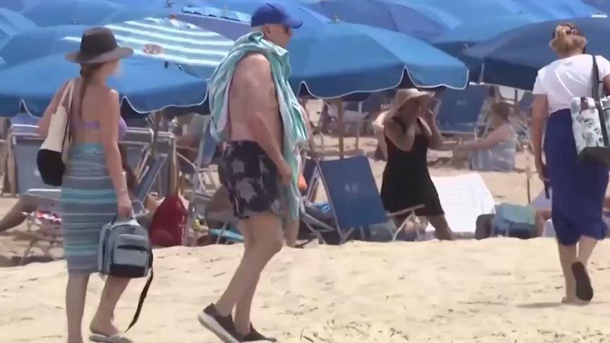【拜登休假光膀子晒日光浴：步履蹒跚露出肚腩 大量安保环绕】当地时间7月8日，美国
