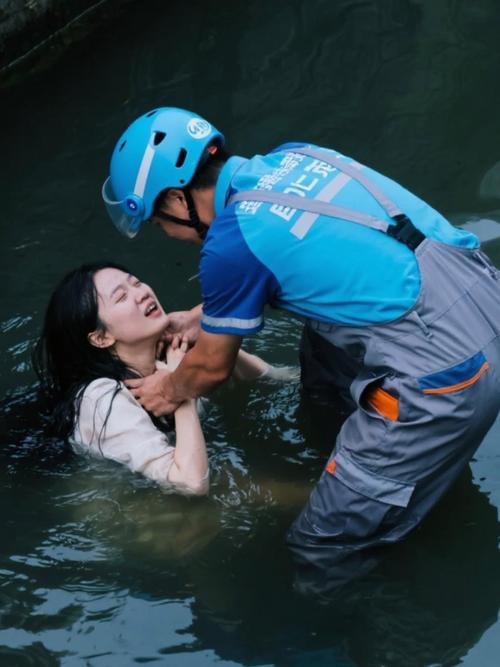 10月14日晚，浙江杭州拱墅区的运河，男子高先生勇救一名落水女子，救人经过被路过