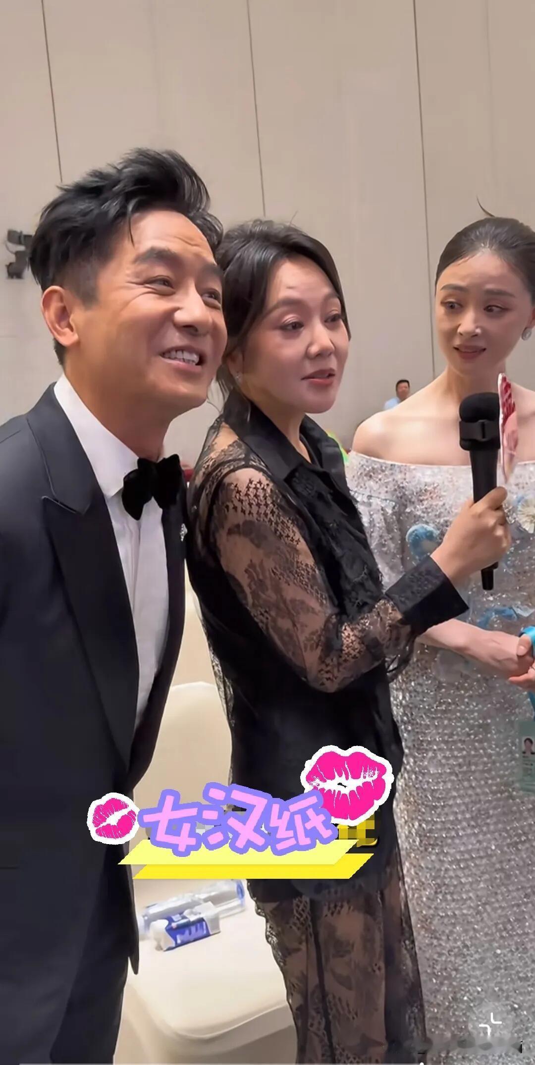 闫妮和蒋欣我一眼就认出来，可左边这一位脸上都笑开了花的男士是谁呢？他西装笔挺的，
