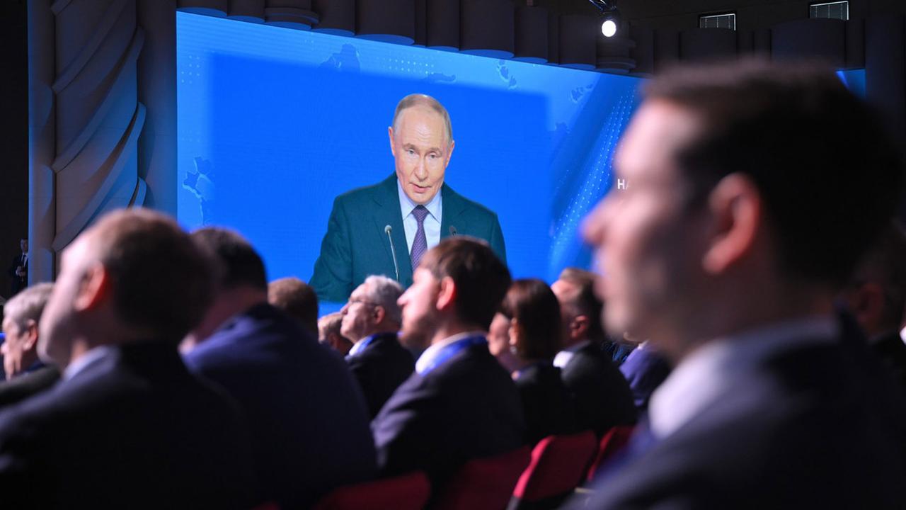 克里姆林宫否认普京向亿万富翁索要战争捐款。
克里姆林宫发言人德米特里·佩斯科夫周