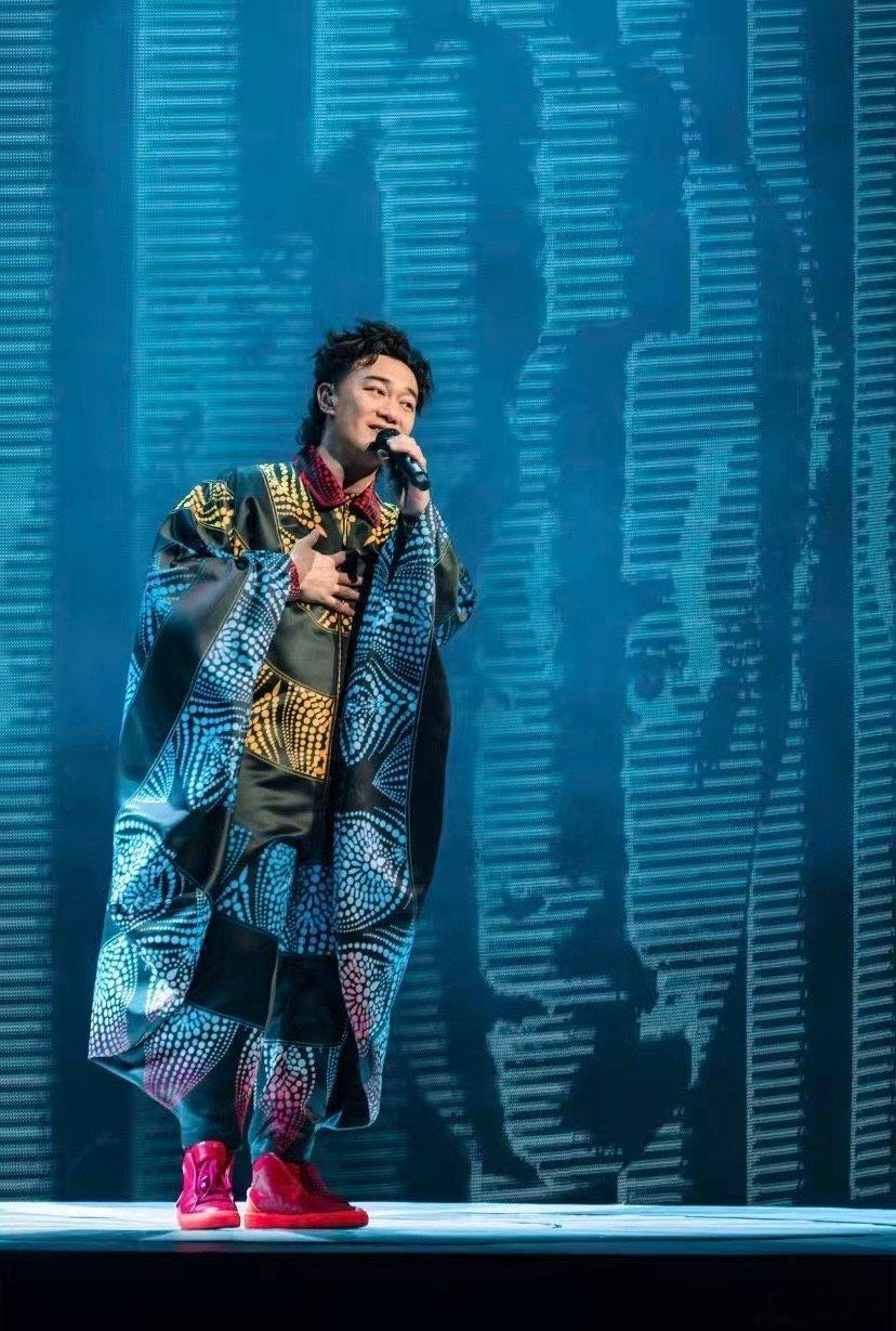 高校女生宿舍唱陈奕迅老歌出圈 谁懂啊！她们唱的时候笑着闹着，偶尔跑调也接着唱，这