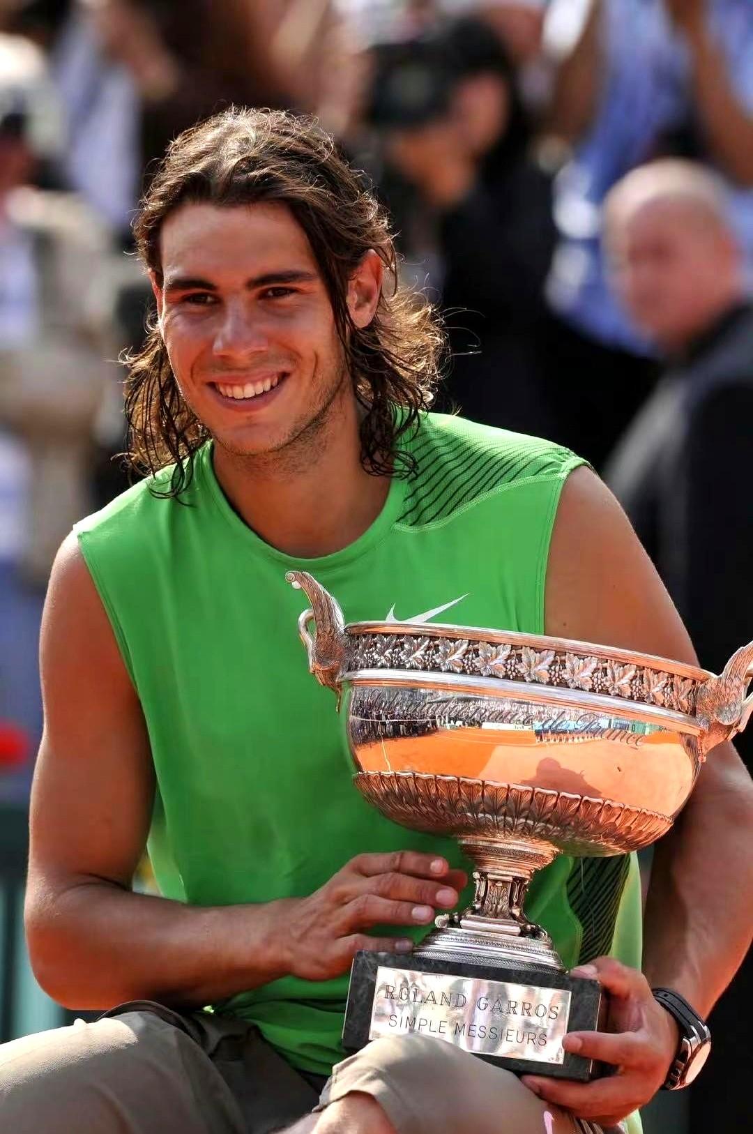 我之前一直觉得男生留长发很奇怪。

直到看到费德勒和纳达尔。费德勒早年那头飘逸长