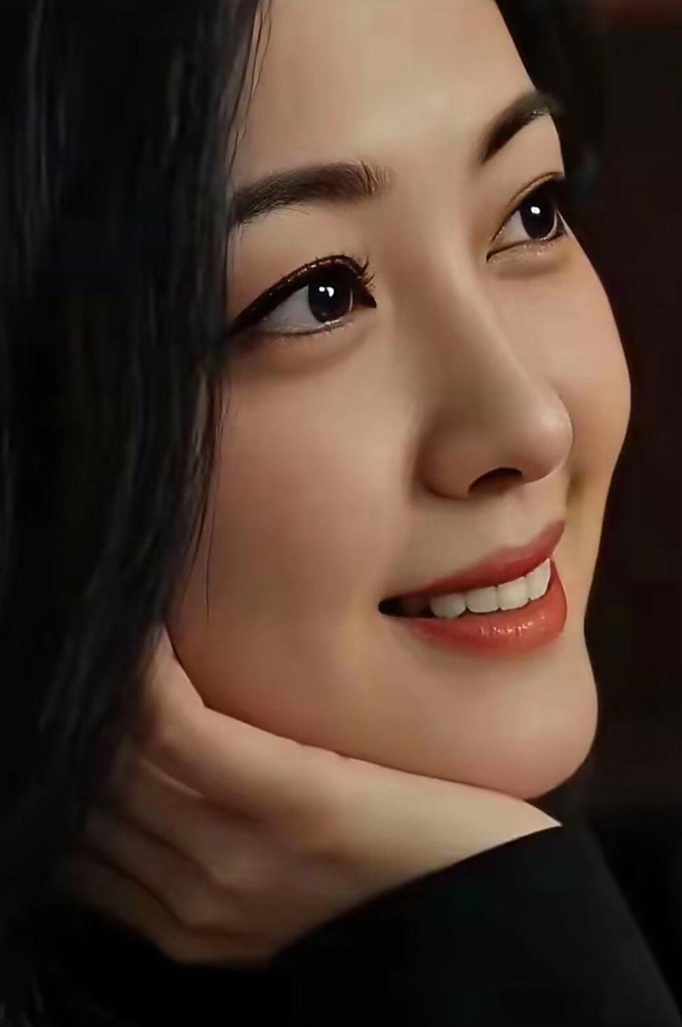 笑靥如花，倾国倾城。