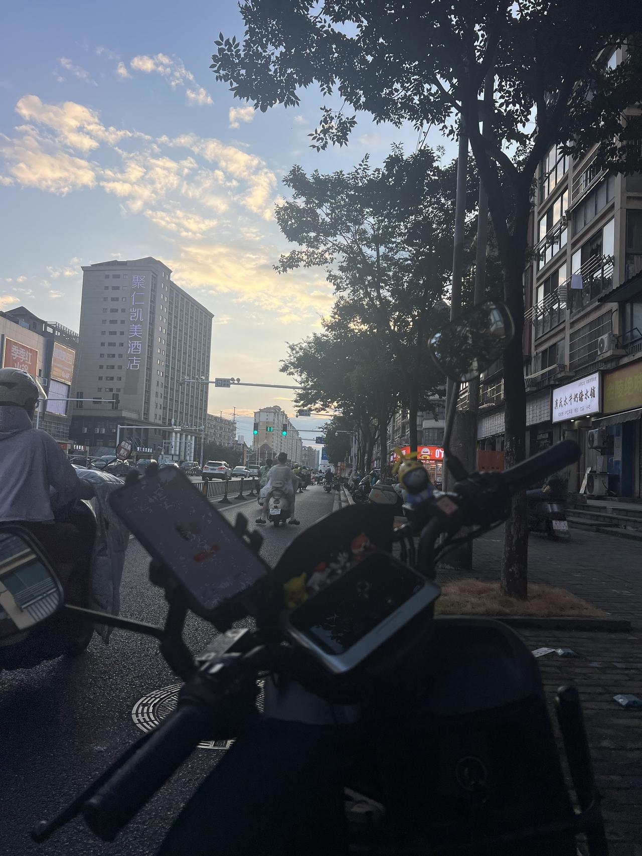 人有时候啊 石头扔过来不吭声 糖递过来却红了眼眶 盔甲不怕刀剑 就怕有人问你累不