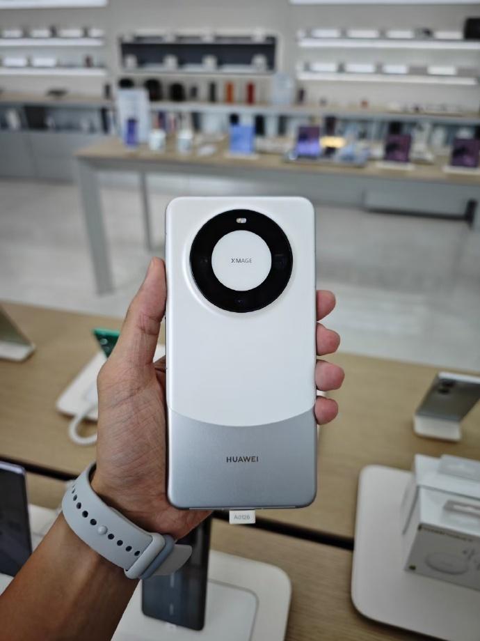 不管华为Mate60 Pro有没有5G、麒麟芯，这设计也太好看了吧！

雅丹黑、