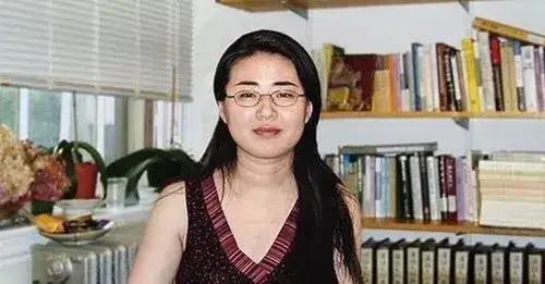 1999年，29岁的北大“天才少女”田晓菲
嫁给了53岁的美国老师并宣布加入美国