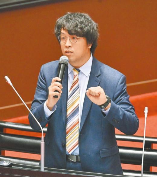 沈伯洋那平日里那嚣张的嗓门，到了新加坡突然像是被掐断了电源，只剩下一片难堪的死寂