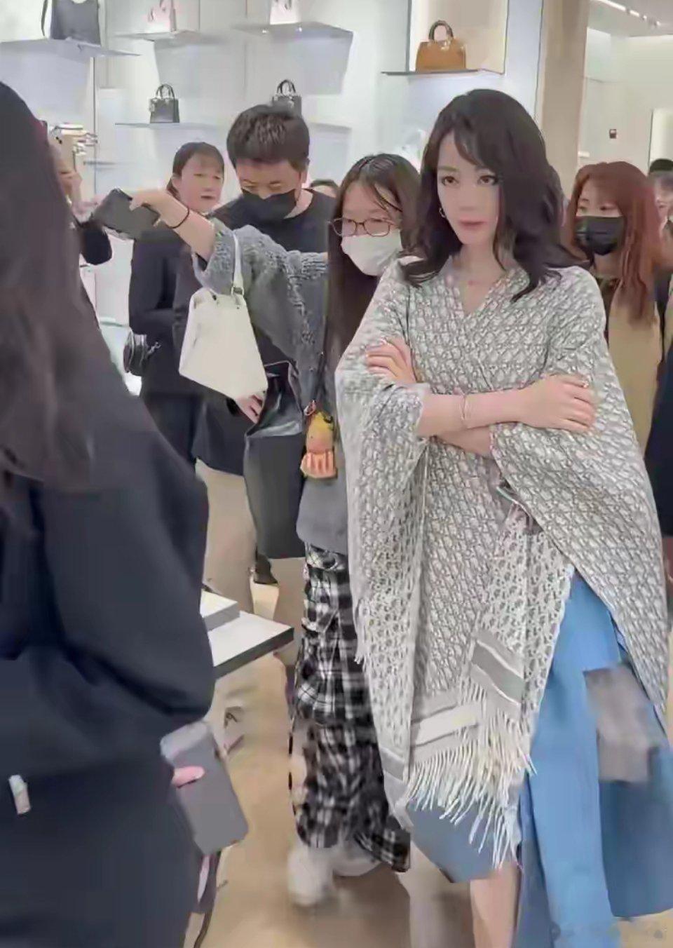 迪丽热巴线下生图都气场十足啊 