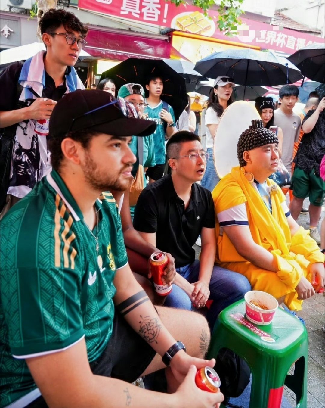佛得角门将belike出身海岛低级联赛的老将，一身朴素，没有光鲜的履历，却靠着钢