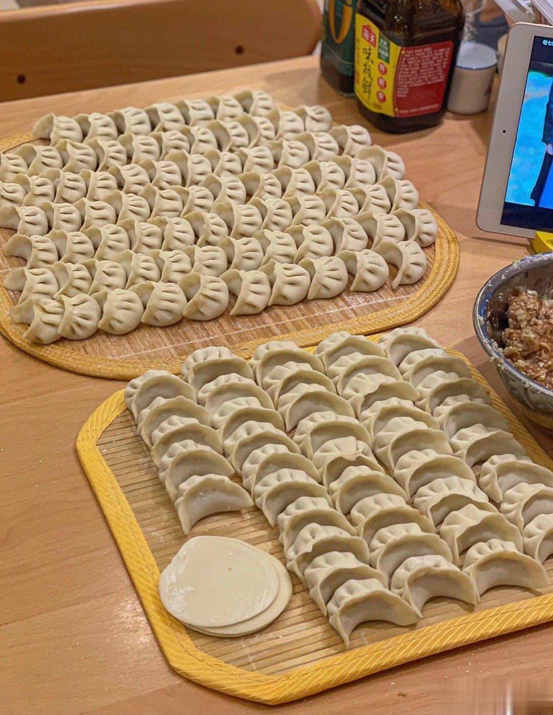 立冬喽！今天吃白菜猪肉馅饺子🥟。和馅的时候发现忘买白菜了，赶紧让家属去楼下超市