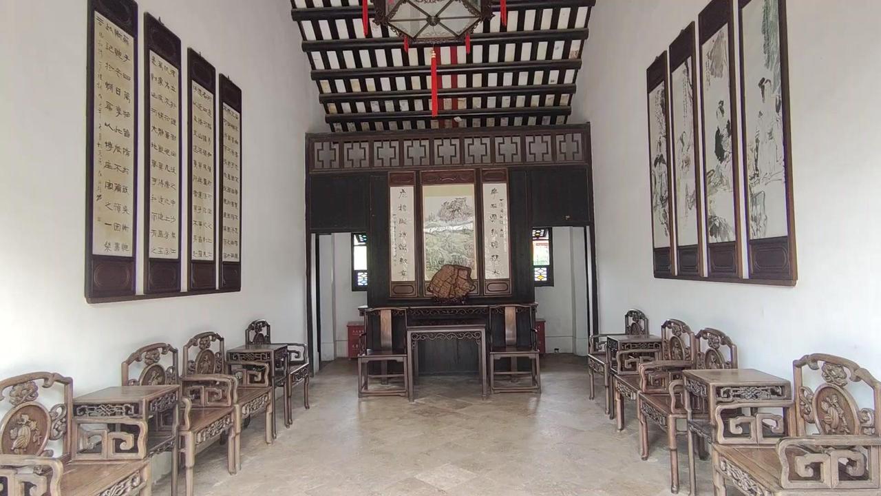🌿在东莞可园深处，藏着一座历经百年的可堂，它是岭南园林里最温柔的注脚。黑瓦如黛