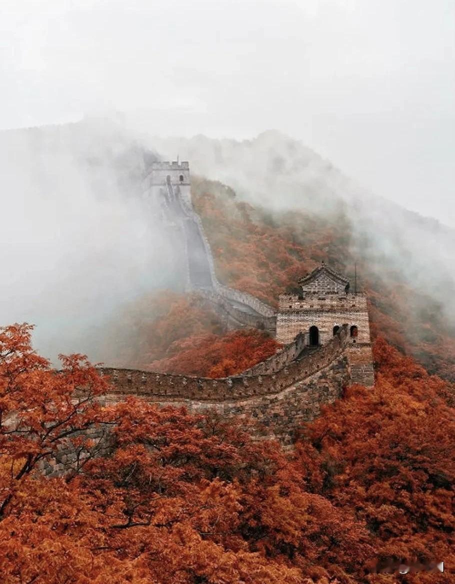 丹枫叠嶂锁烟霏，古堞蜿蜒入翠微。
雾里长城如龙卧，秋深山色共云归。