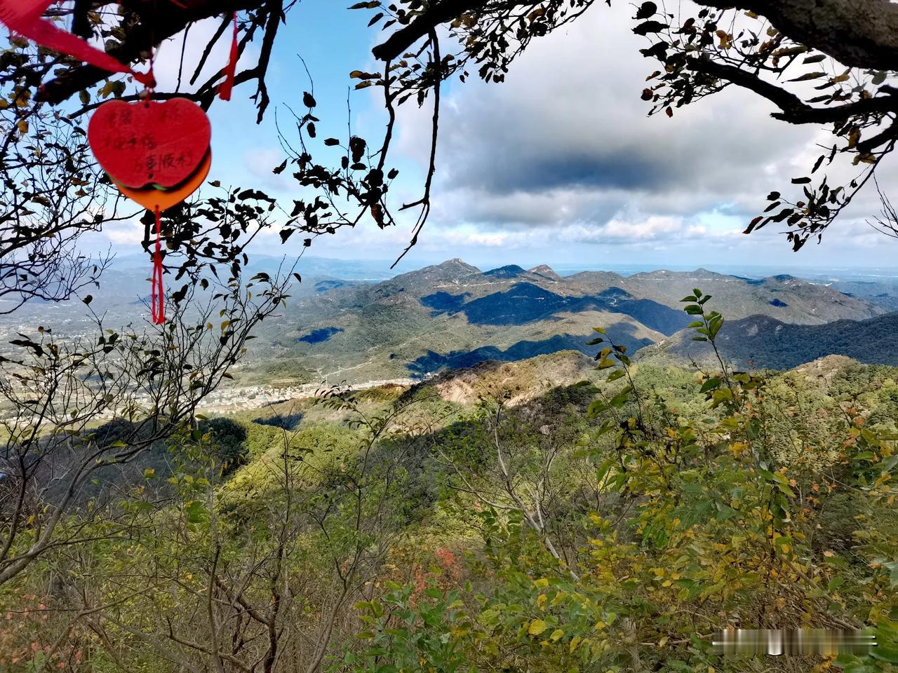 红纸祈福愿，山川共此情。高山美景秋之韵 山中秋色之美 山闲逛 五彩缤纷山川