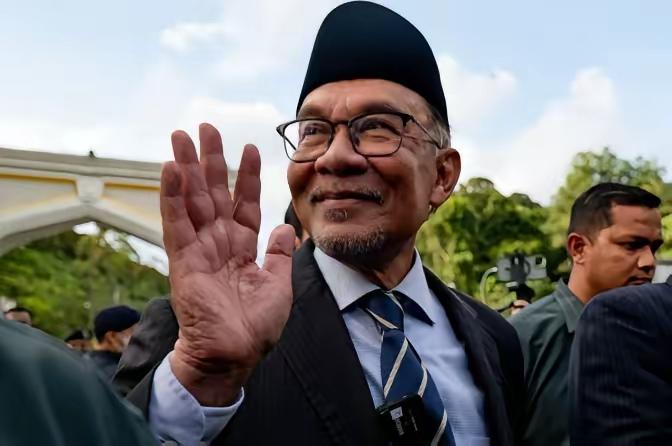 马来西亚还是靠得住的，害怕中国误会，主动派人来北京解释。
 
这年头国际上的弯弯