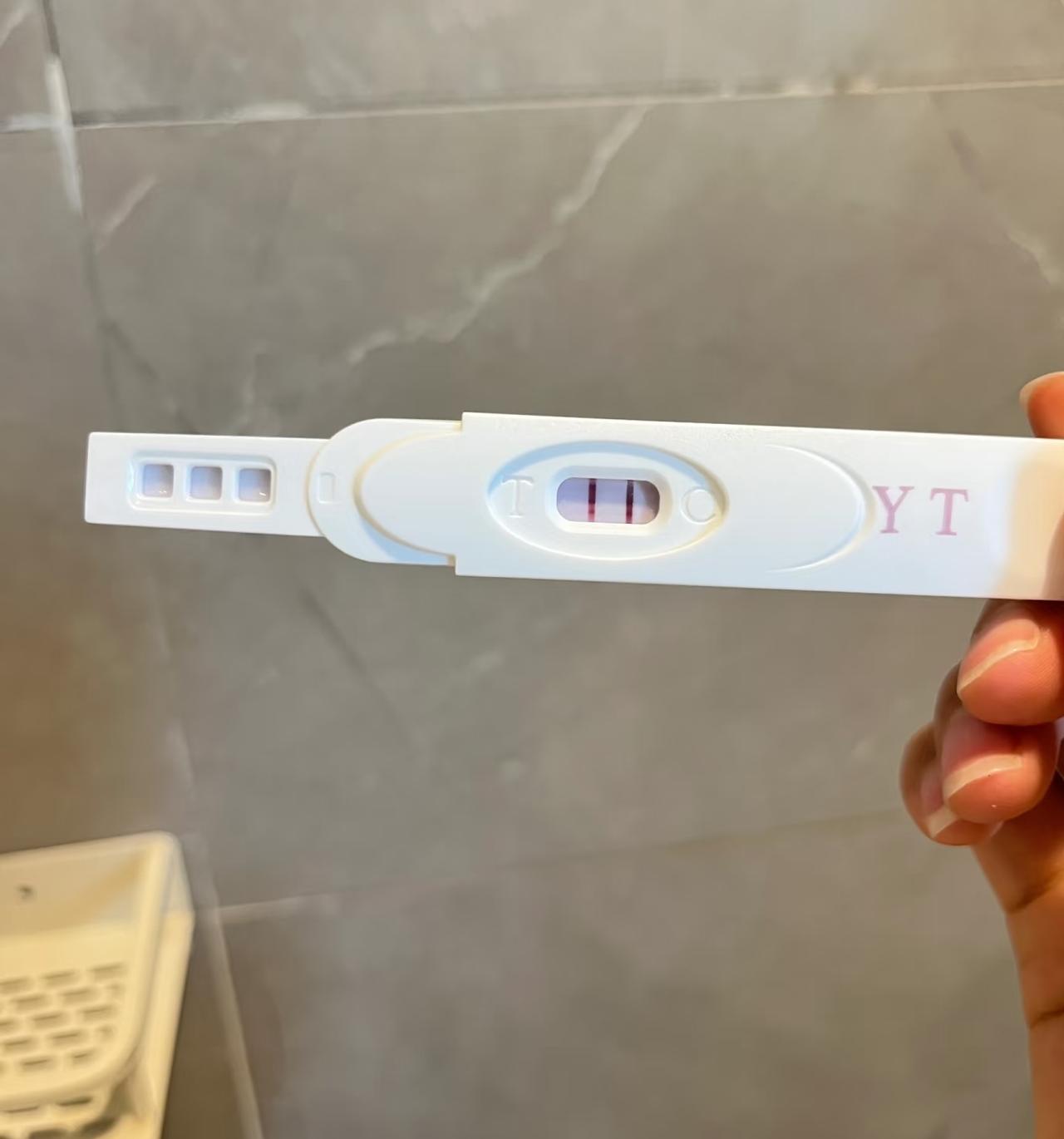 我的天塌了！
这算什么事儿啊！今早喝了口粥就直犯恶心，到了工位上更是困得睁不开眼