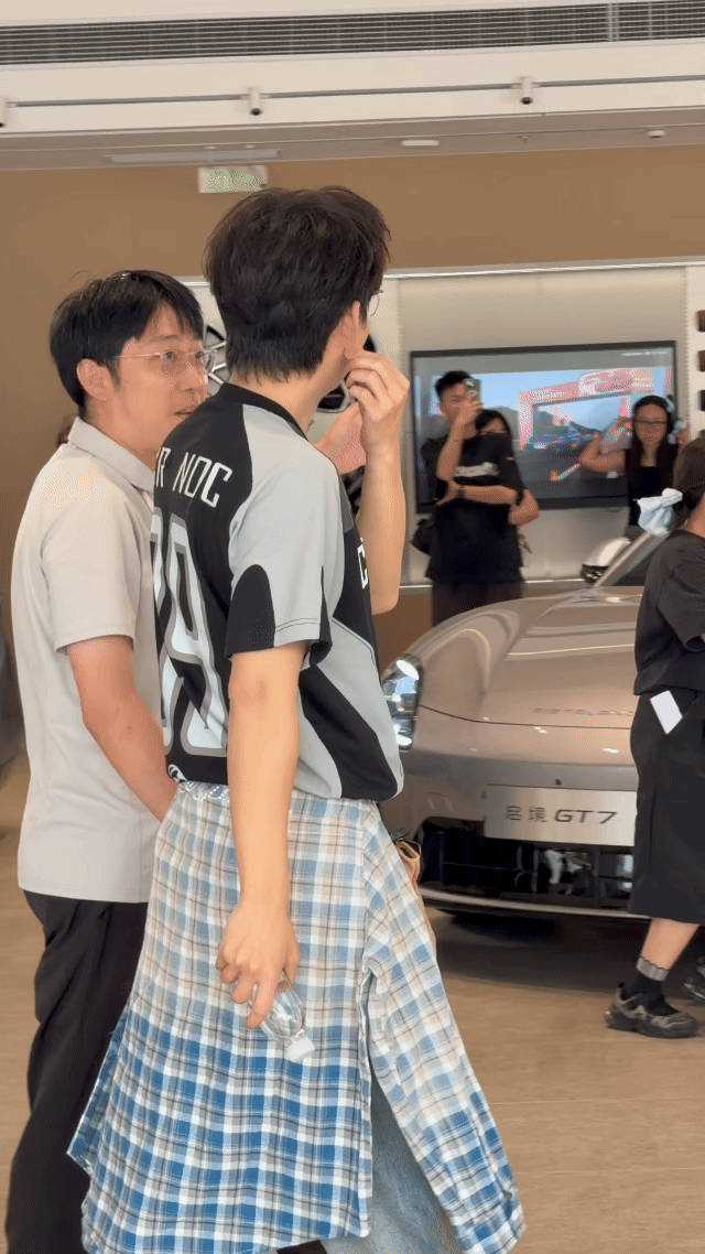 下次买车我就这么发朋友圈现在提车都卷成这样了吗，以前拍个合照就完事了，现在都要深