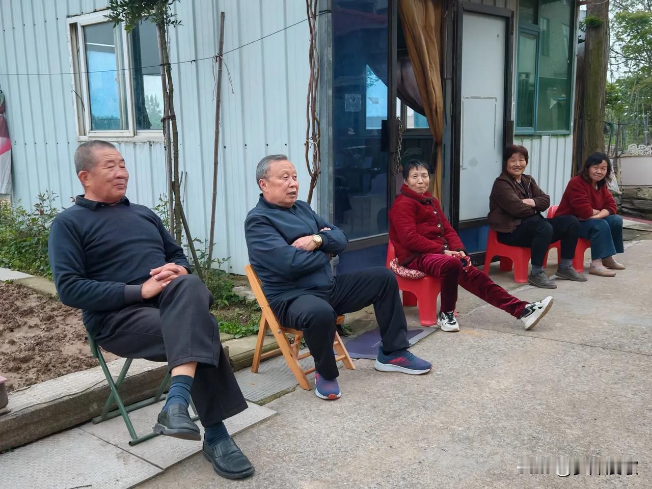 乡村的夜晚总是格外宁静又温馨。晚饭后，村民们不约而同地来到这个所谓的“老年活动中
