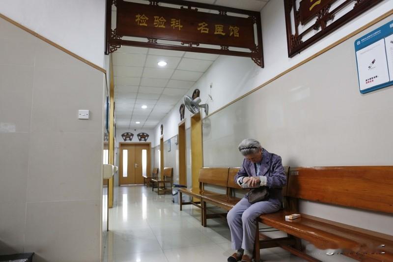 医院看不起病确实是个让人头疼的问题。对于经济困难的人，其实有一些办法。像最低生活