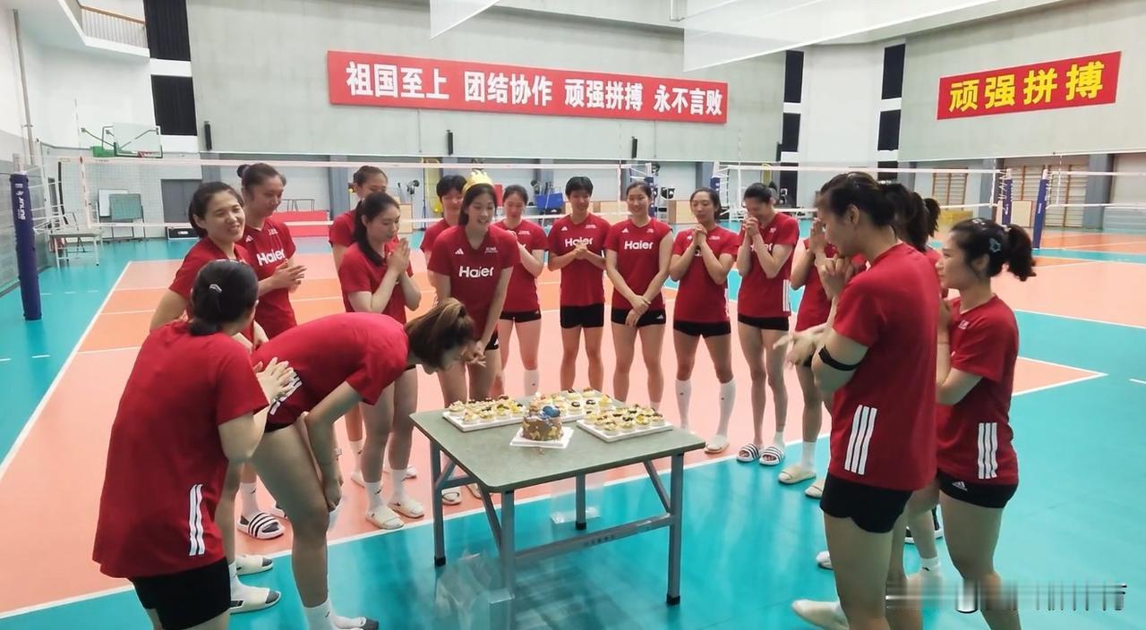 温馨又有爱的画面啊！中国女排终于是给吴梦洁给盼回来了！世联赛开赛前，吴梦洁突发伤