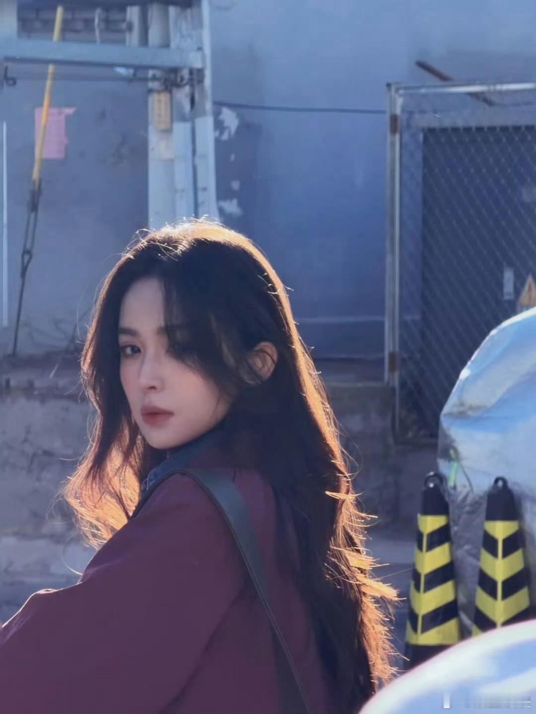 娜扎你这样我们就有点暧昧了娜扎情人节发美照，眼神温柔、光影动人，连发丝都在撩人，