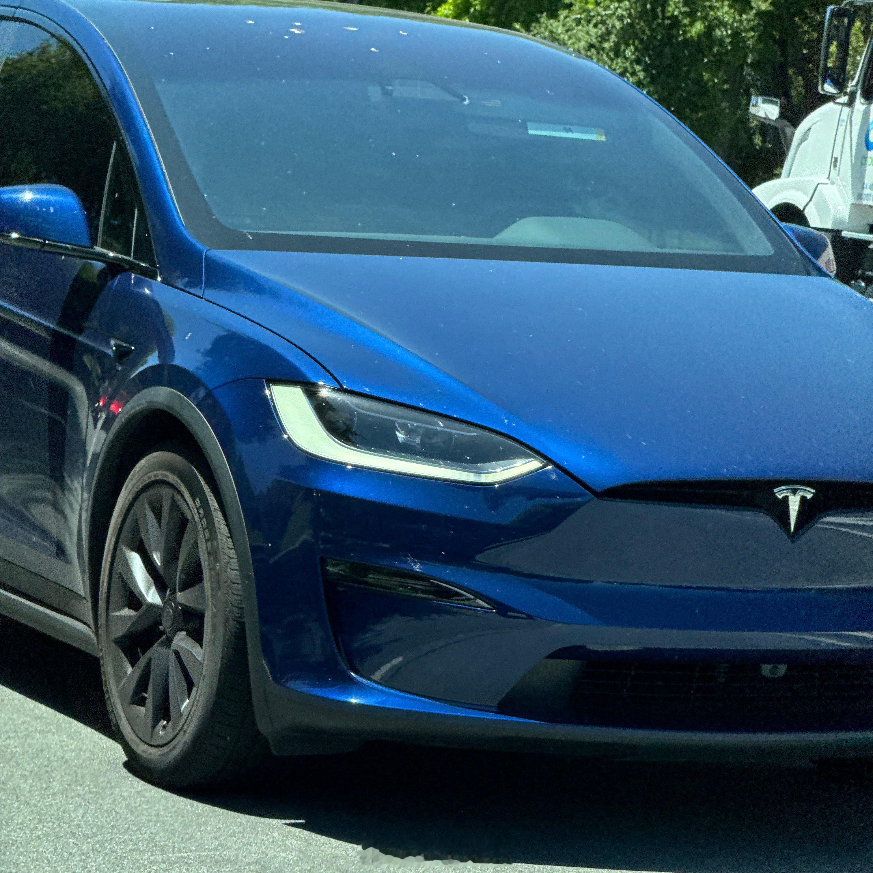新款 Model X 被拍，貌似变化依然不大：前保险杠摄像头、新的 20 英寸轮