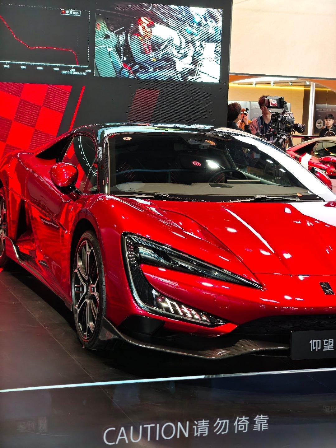 在比亚迪展馆不想走了，主要是车太帅了，太好看了，真的，我说真的！！