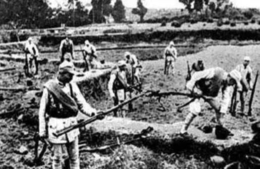 1945年，新四军战士李福兴在清理战场时，眼尖地发现一具日军尸体上挂着一把步枪。