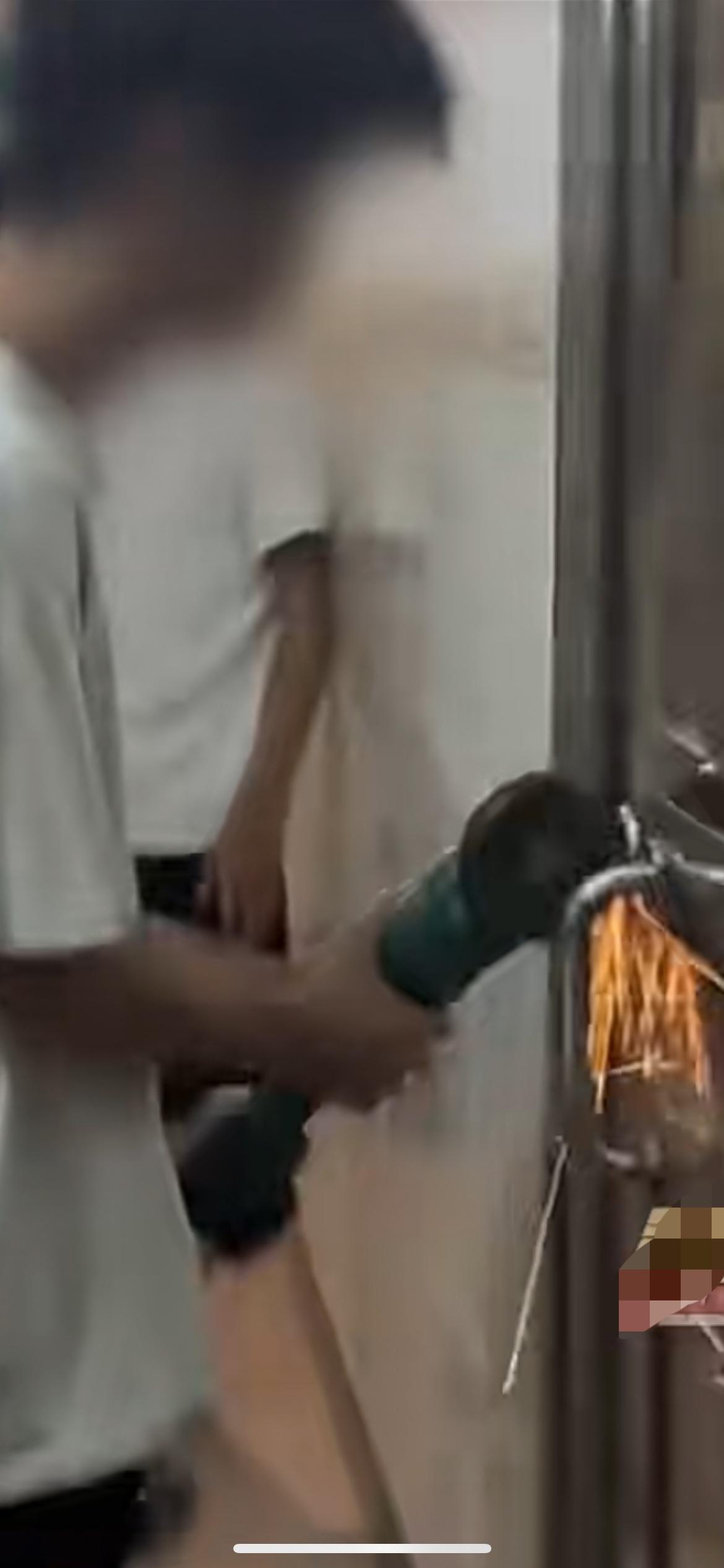 4月17日广东惠州，半夜四姐弟不慎被锁门外，图便宜花50块找个修鞋子的开锁师傅，