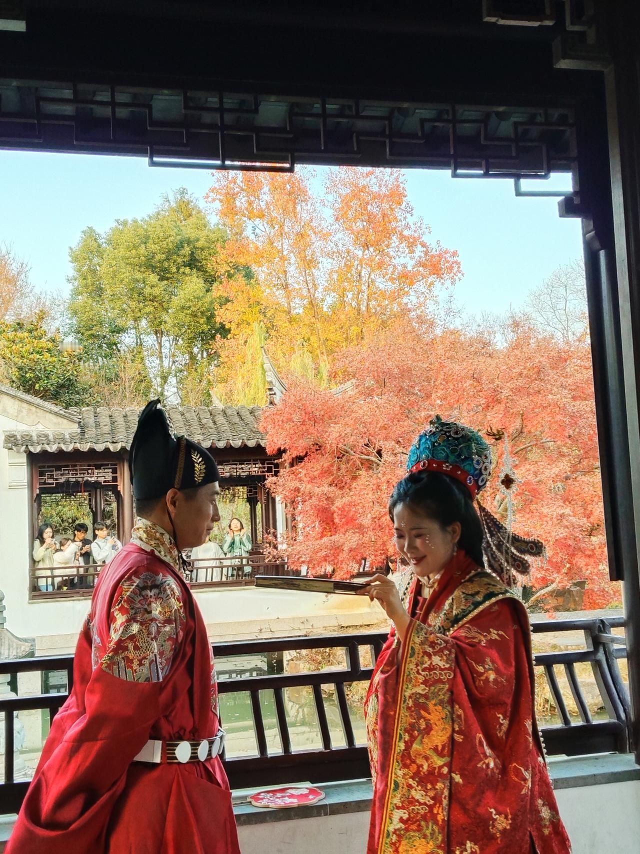 爱，不是卑微，也不是小心翼翼，更不是讨好。它是一种深沉而温暖的陪伴，是在平凡中彼