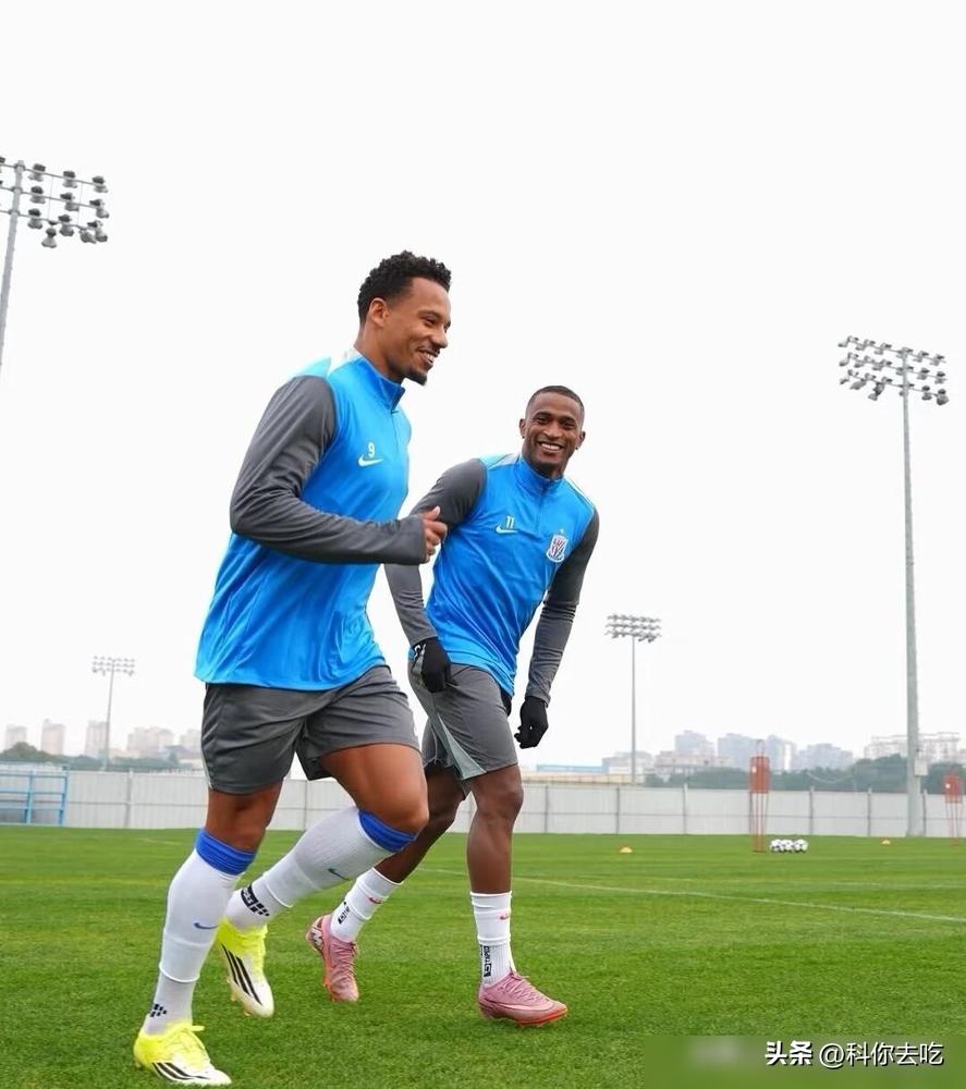 南通支云赢了申花，部分球迷就喊“扯下遮羞布”，这反应，就离谱。
申花这场压根没