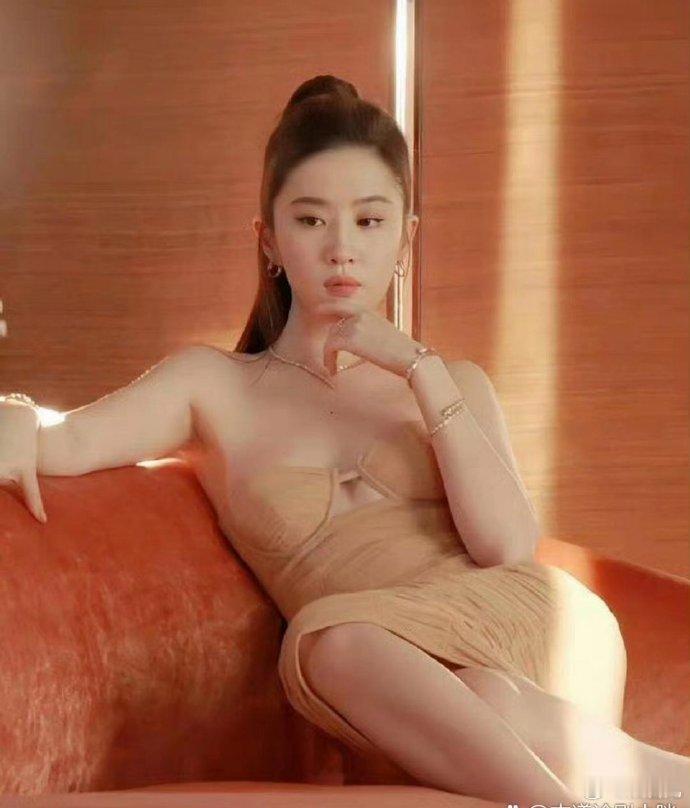 刘亦菲写真，身材超好，就是衣服小了点。 ​​​