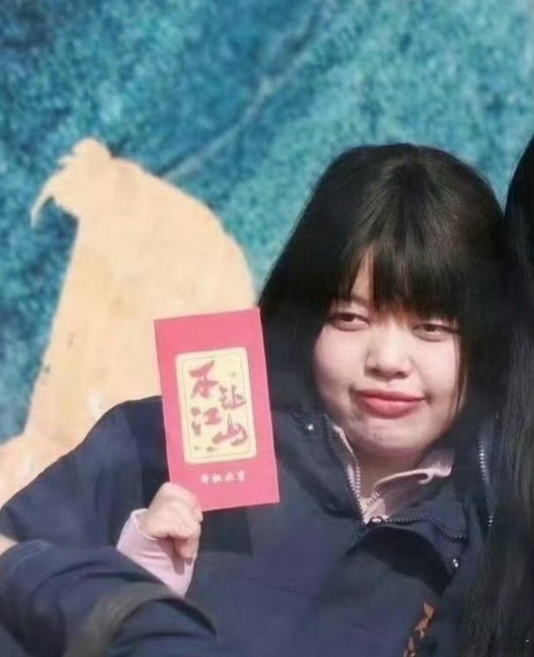 杨洋粉丝抵制厚本进组不让江山 内娱药丸，她厚本眼睛都是斜的，不对焦还能进组演戏