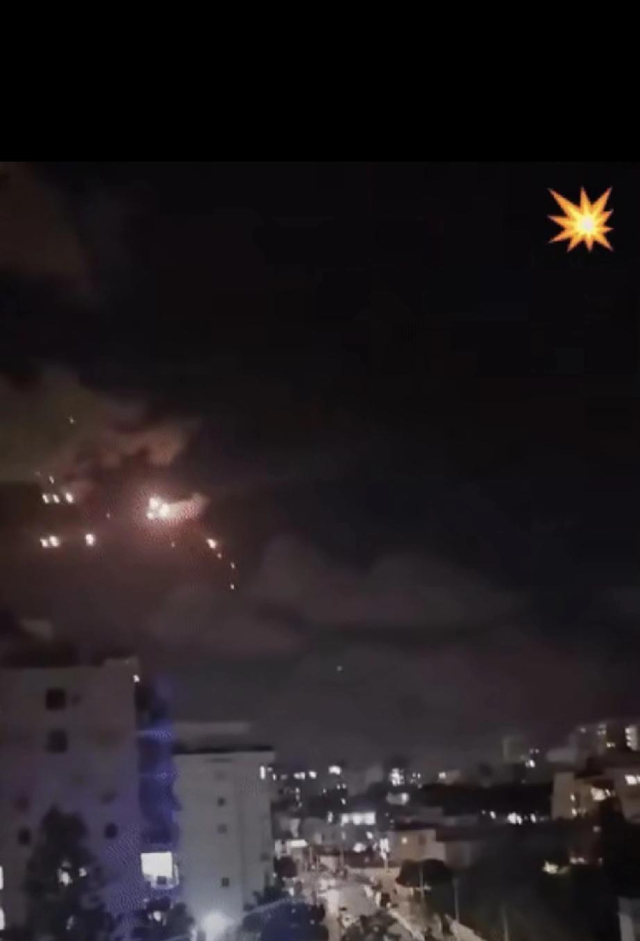 昨晚，波斯那边的“快递”又双叒准时砸到了特拉维夫。左边一枚集束弹炸出满天烟花，右