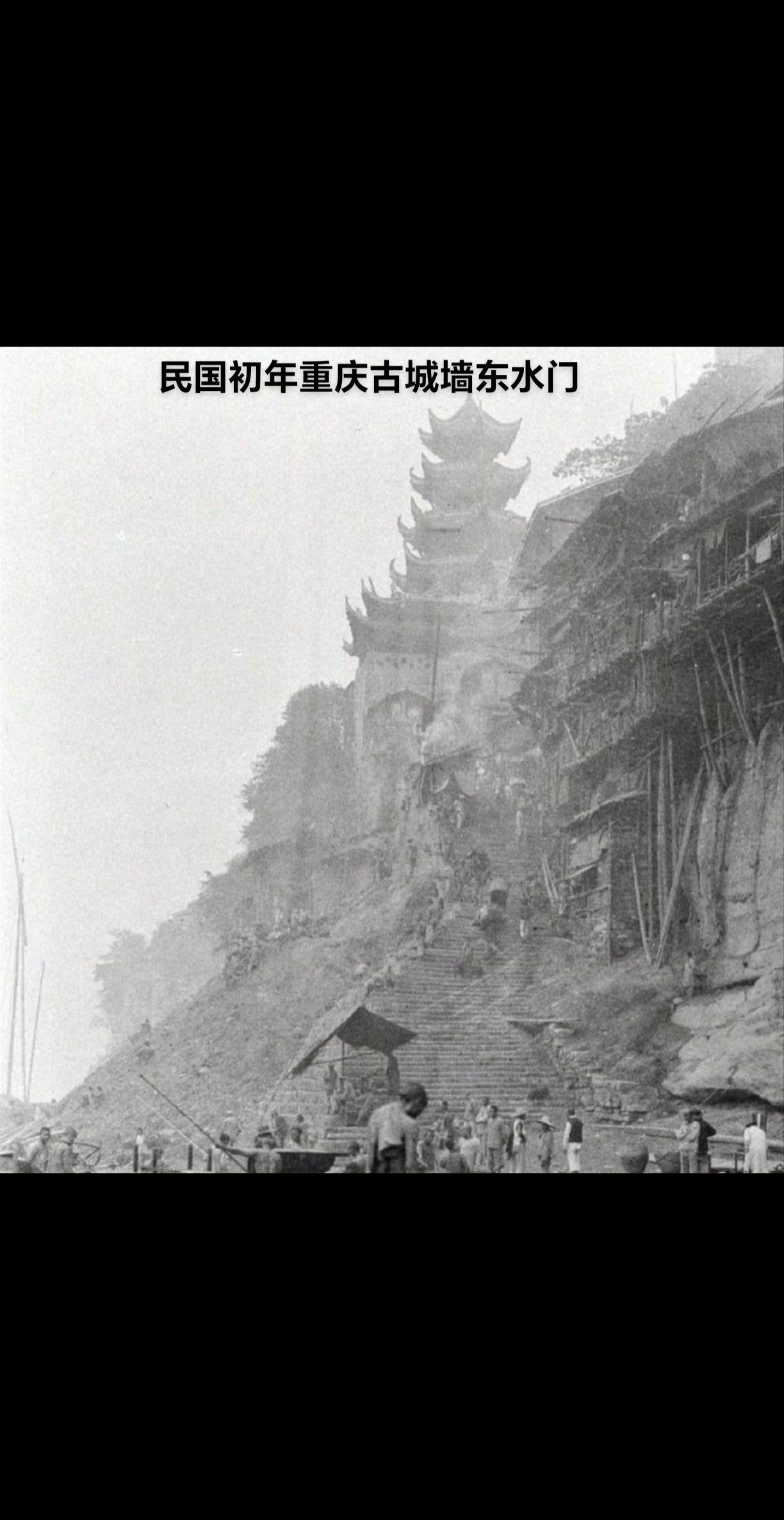 你看，重庆城在天上！在中国的诸多府城中，重庆城是很特殊的，因为他不仅历...