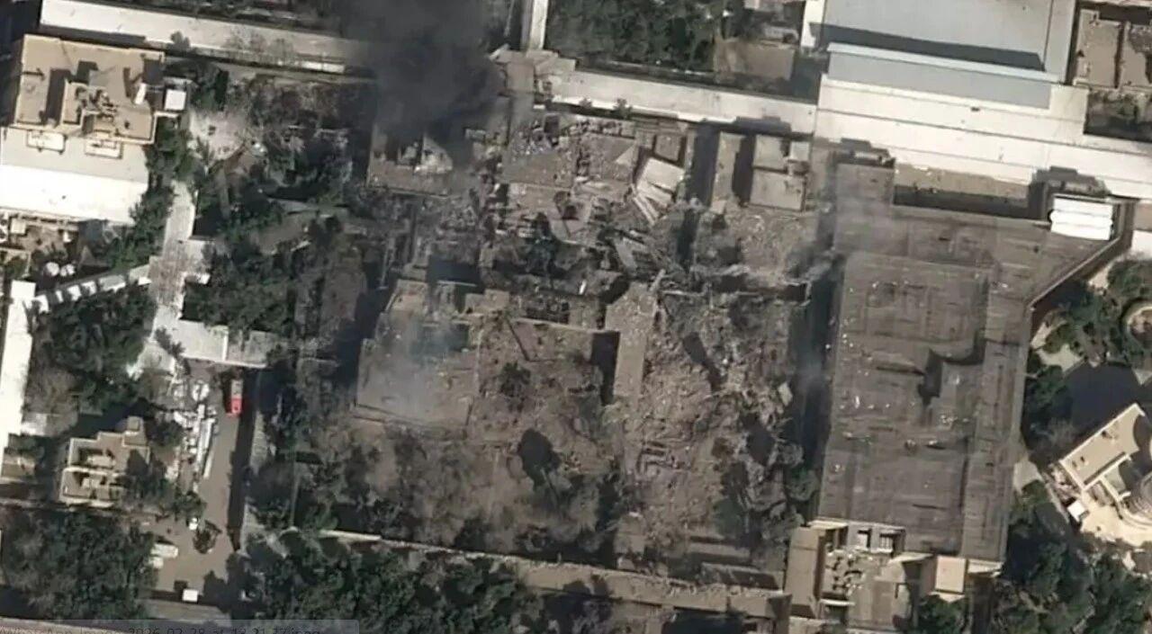 哈梅内伊秘密住所被精确轰炸，伊朗救援人员在瓦砾中发现了这位85岁阿亚图拉的尸体，