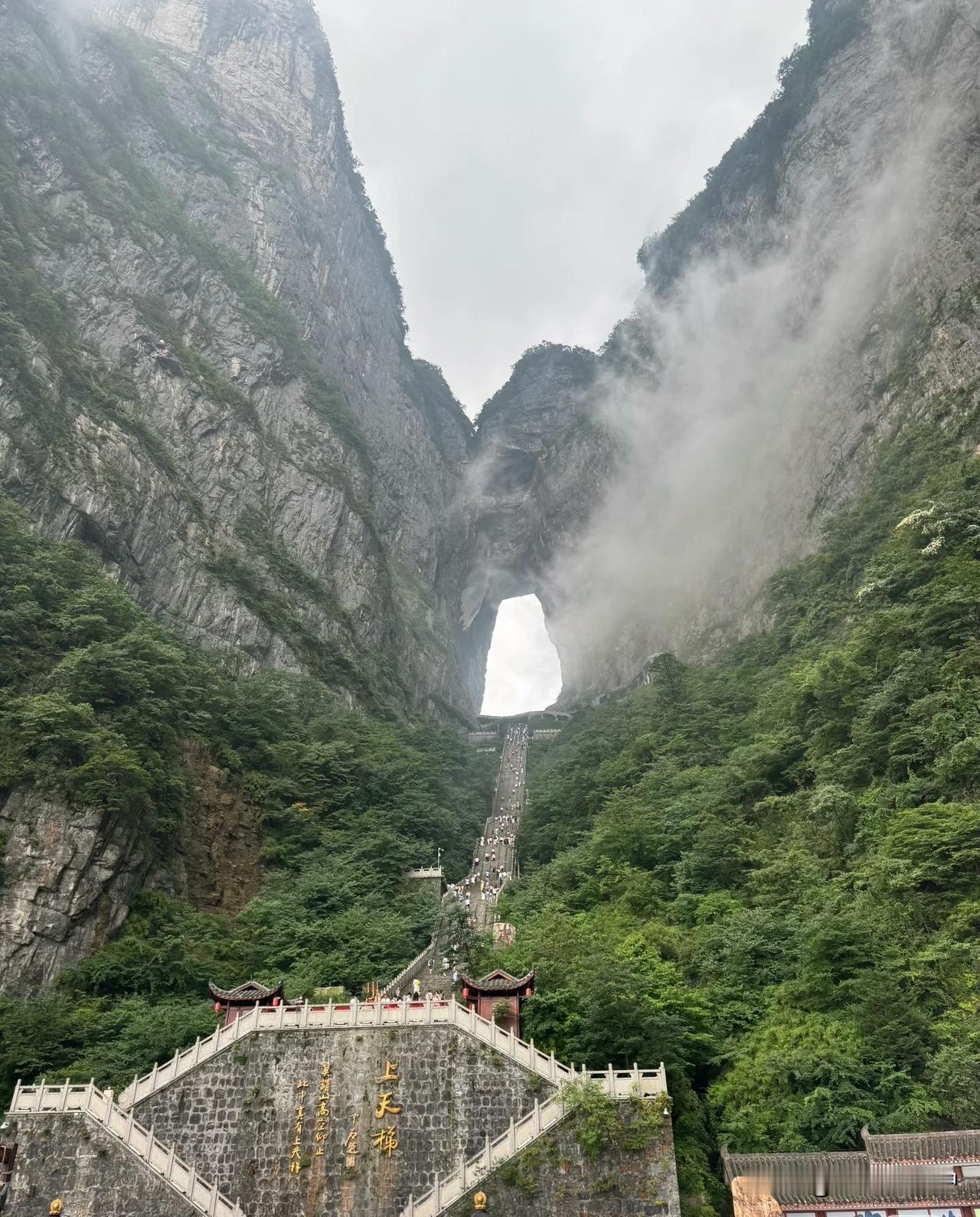 张家界国家森林公园的风光固然震撼，但藏在山水间的那些