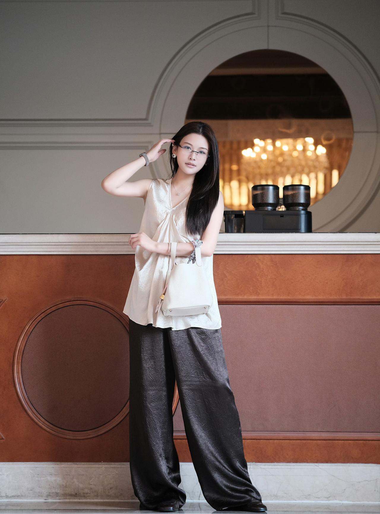 松弛感的贵气，是缎面光影和松弛廓形带来的慵懒气场。黑白配色干净利落，把不费力的优