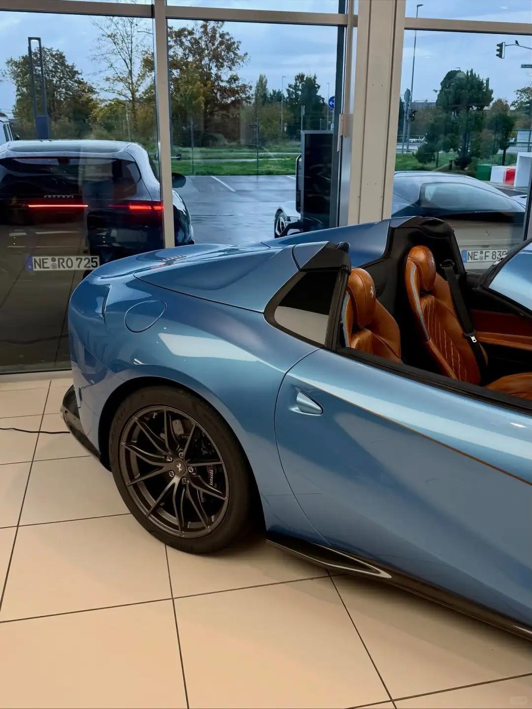 Ferrari 812 GTS，6.5L 800马力 V12，2门2座硬顶敞篷车