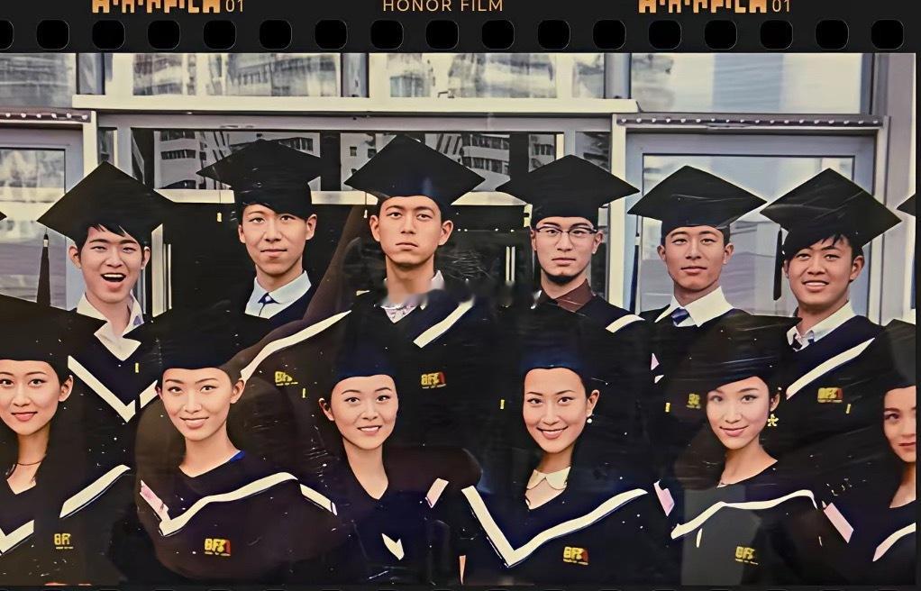 李现大学毕业照，原来帅的人会一直帅 