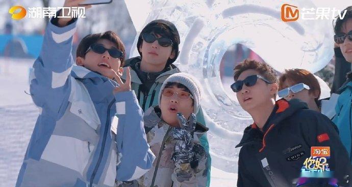 郭俊辰提醒大家不要舔冰你好星期六被郭俊辰的暖心提醒戳到了！节目中他上嘴啃冰的画面